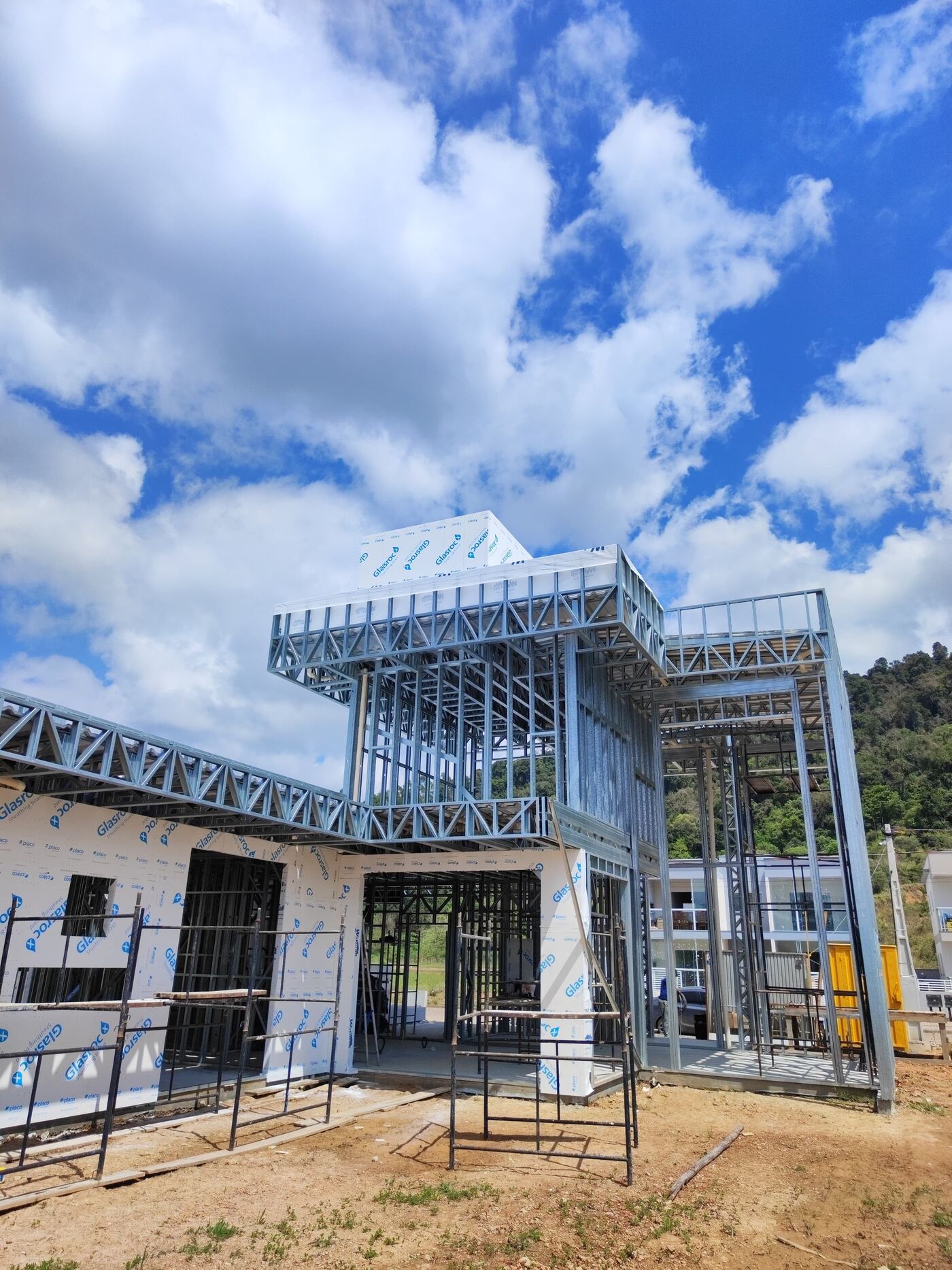 Obra em estrutura metálica